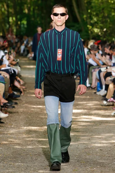 Look 10